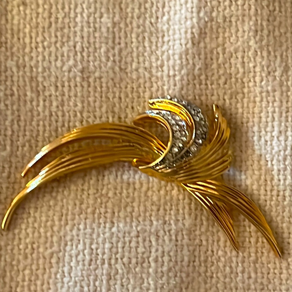 Beautiful vintage brooch is missing one stone that can easily be replaced
